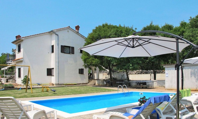 Sveti Vid Dobrinjski Apartment | Cosy apartment for 4 people with WIFI, A/C, pool, TV, patio and pets allowed