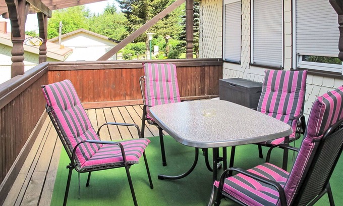 Steinbach-Hallenberg House | Cosy apartment in villa for 4 guests with WIFI, TV, patio and parking