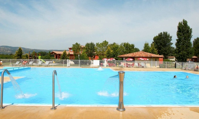 Pont-de-l'Isere House | Cosy apartment in villa for 6 people with WIFI, pool, A/C, TV, terrace and pets allowed