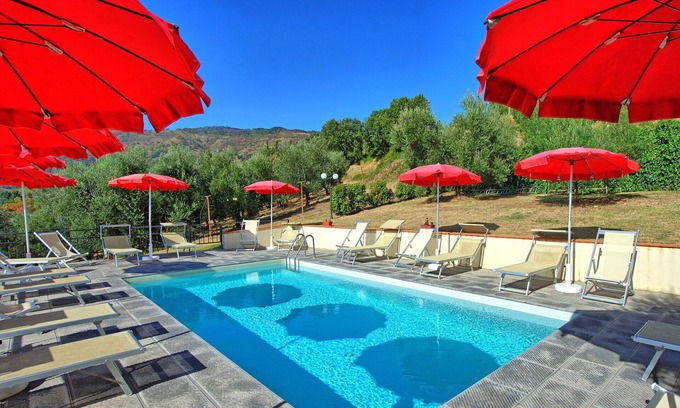 Montebonello Villa | Cosy apartment in villa for 6 people with WIFI, pool, TV, veranda, pets allowed and parking