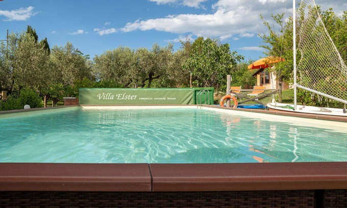 Collecorvino Villa | Cosy apartment in villa for 9 guests with WIFI, pool, TV, terrace, pets allowed and parking