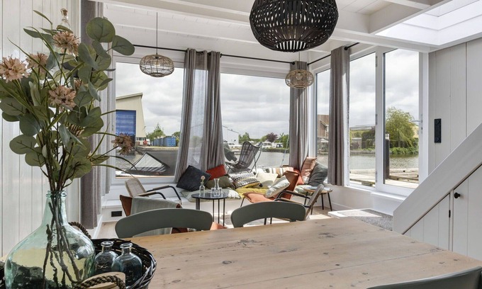 Woudsend House | Cosy apartment in villa for 4 guests with WIFI, patio and parking