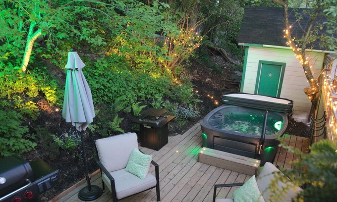 Brebeuf Apartment | Cosy apartment near beach with private hot tub, BBQ and patio