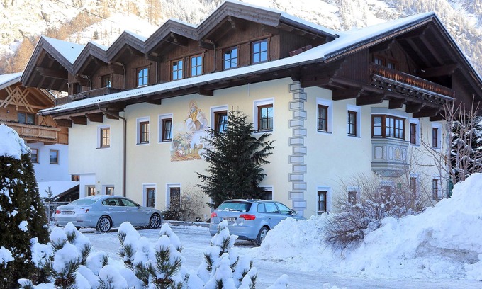 Huben Apartment | Cosy apartment near the ski bus to Sölden