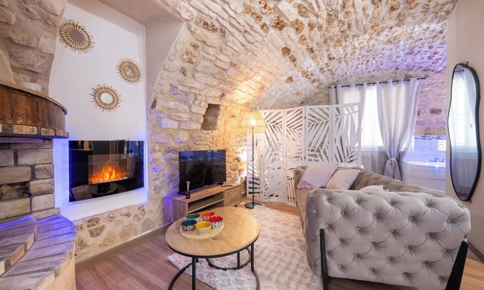 Gargenville Apartment | Cosy apartment with stone vault and whirlpool bath.