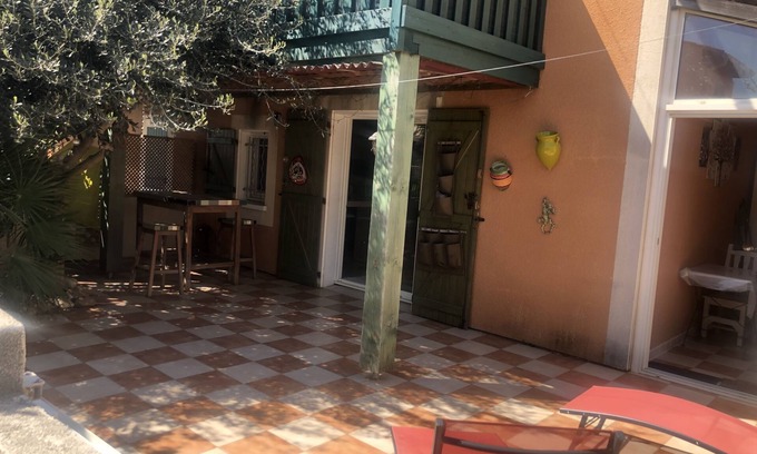 Narbonne-Plage Apartment | Cosy apartment with shaded terrace and residential pool