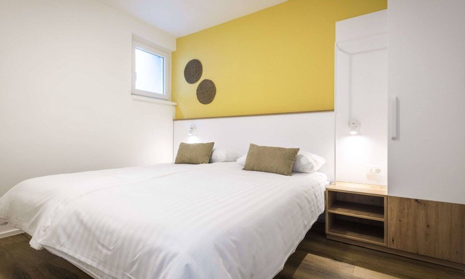 Strunjan Apartment | Cosy apartment with WIFI, A/C, pool, TV, terrace, pets allowed, panoramic view and parking