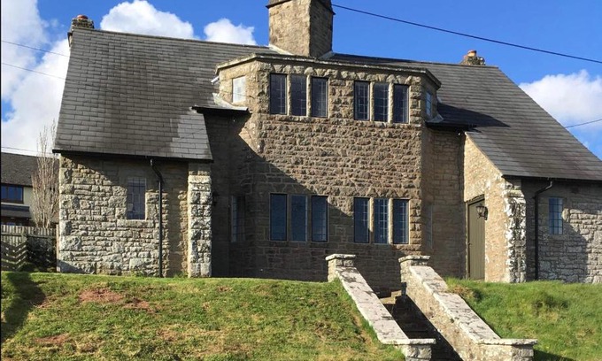 Battle House | Cosy Arts & Crafts Cottage with stunning views