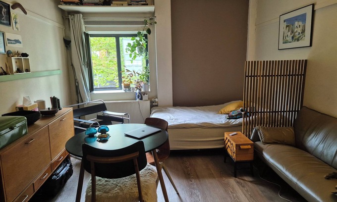 Westlandgracht Apartment | Cosy Artsy Amsterdam Studio, new residential hood