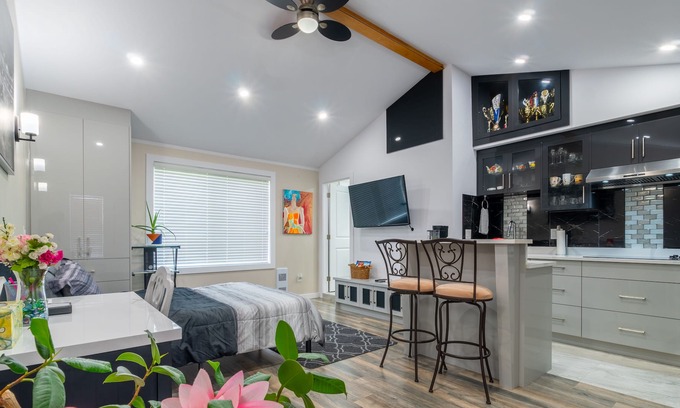 Townline Hill House | Cosy Bachelor Suite