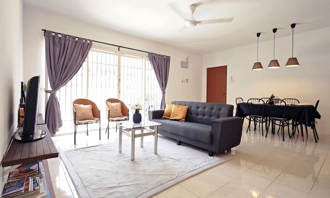 Simpang Ampat House | Cosy Batu Kawan Homestay 8 pax ~ 5 mins to Design Village & IKEA ~ Entire Home