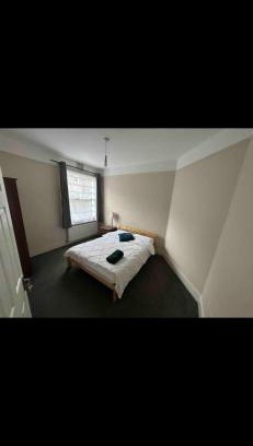 Furzedown House | Cosy Bedroom in Tooting