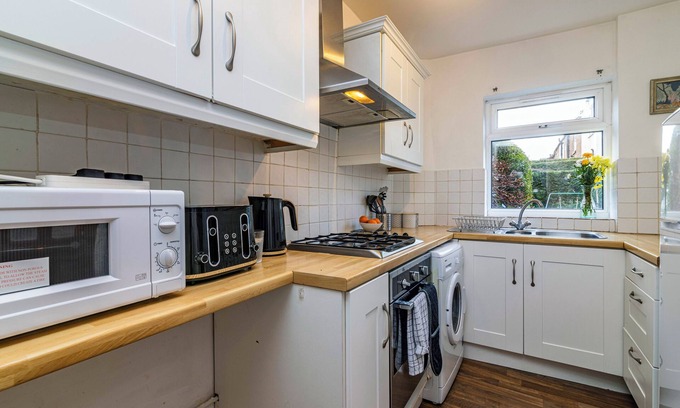 Bramcote House | Cosy Beeston Central Home - near shops and University