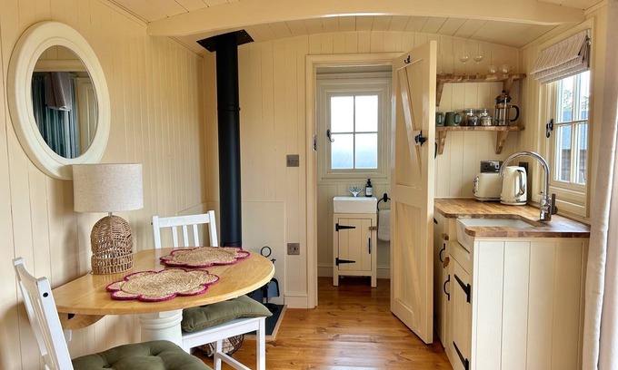 Cambridge Cabin | Cosy, boutique Shepherd's Hut near Cambridge; free bicycles