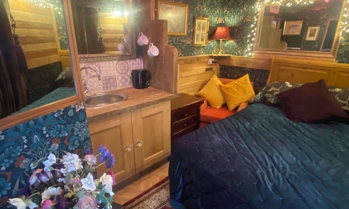 Greasby Apartment | Cosy boutique style space. Close to country pub. Direct bus route to Liverpool.
