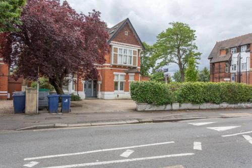 Ealing Apartment | Cosy bright & large 4 bedroom Flat With parking