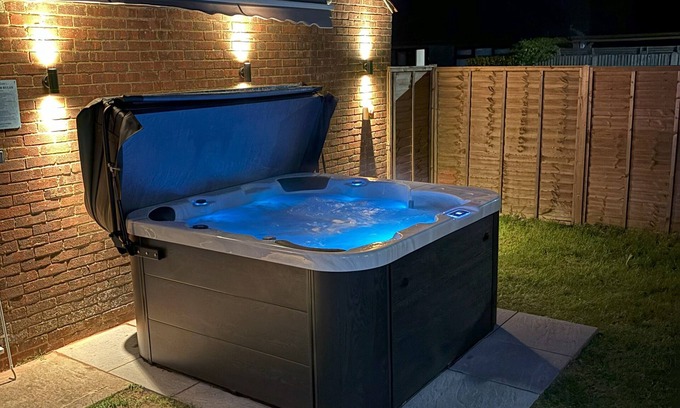 Broadstairs House | Cosy bungalow | Hot Tub | Private Parking