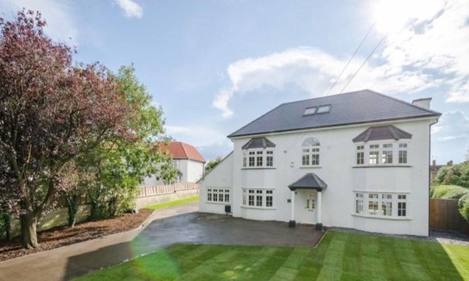 Saltford House | Cosy but big House with hot tub and sauna.