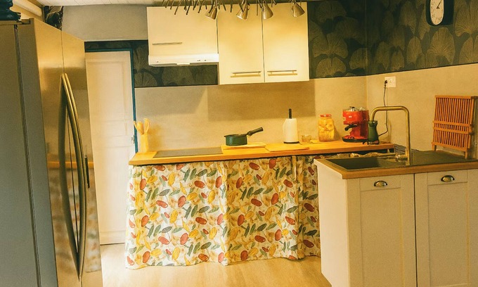 Saint-Privat Ski Chalet | Cosy cabin with blooming garden & view – Dordogne Valley, France