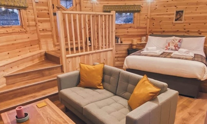 Newton le Willows Cabin | Cosy Cabin on 20 Acre Private Estate - Owl Lodge