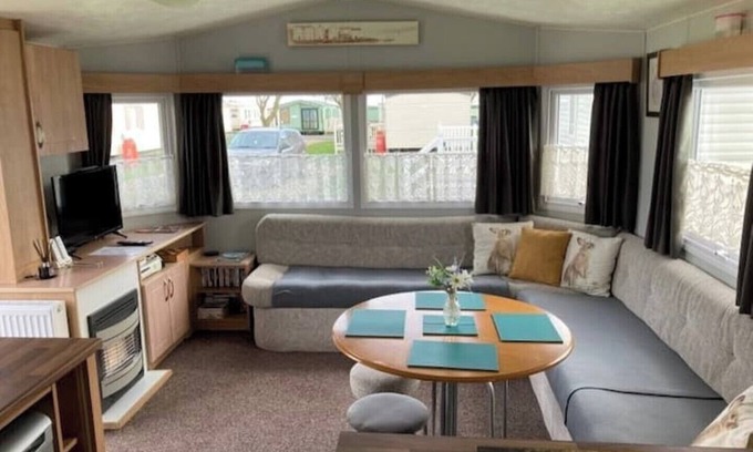 Tunstall House | Cosy Caravan Just 5 min Walk to the Beach