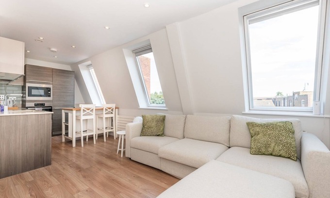 Twickenham Riverside Apartment | Cosy, Central, Stylish Apartment in Twickenham| Pass the Keys