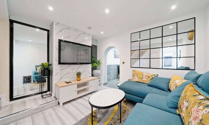 Grays House | Cosy Clean Home Near Central London