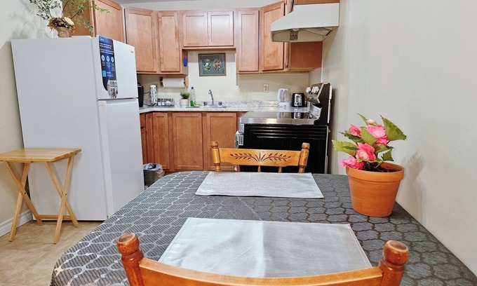 Waterford Valley Apartment | Cosy & Clean, Prime Location, Top Garden. A Relaxing Getaway