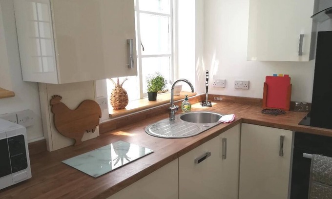 Bridport Cottage | Cosy Coastal Cottage close to Beach - pet-friendly