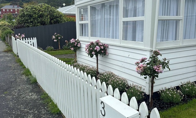Stanley House | Cosy Coastal Cottage in Stanley Beautiful Outdoor Fire Pit. Pet Friendly.