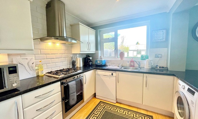 Bishop's Stortford House | Cosy & Convenient 4 Bedroom House in Bishops Stortford, near Stansted Airport.
