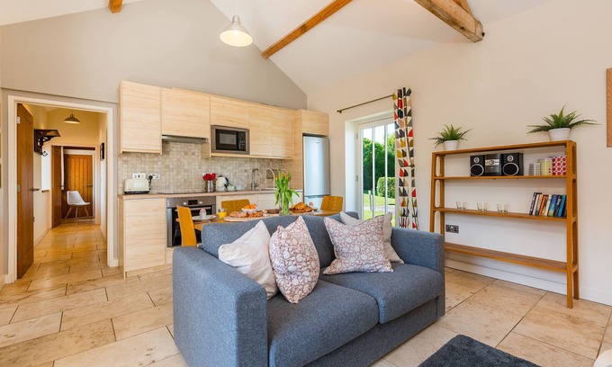 Sculthorpe Cottage | Cosy converted barn, luxury indoor heated pool tennis courts and close to north Norfolk beaches.