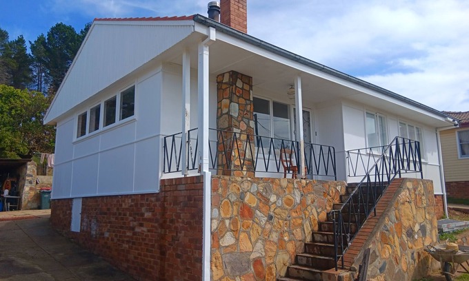 Cooma House | Cosy Cooma Holiday Home in the Snowy Mountains.