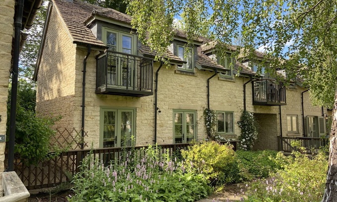 Cirencester Cottage | Cosy Cotswolds style cottage in a stunning location on the Lower Mill Estate