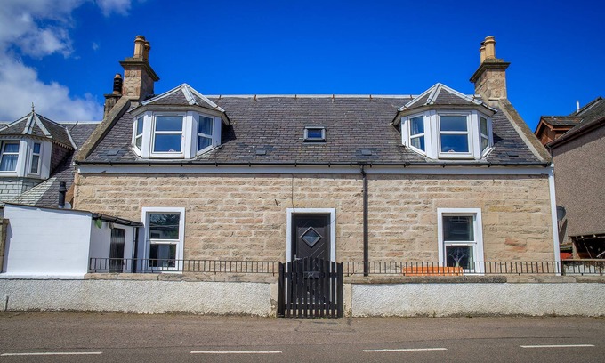 Nairn Cottage | Cosy Cottage 2 minutes from the Beach! Free Parking. Pets welcome.