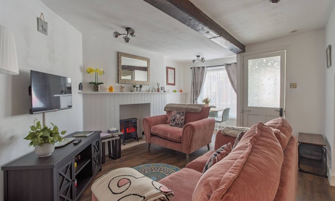 Malmesbury Cottage | Cosy cottage a short walk from coffee shop, cafes, shops, pubs and restaurants