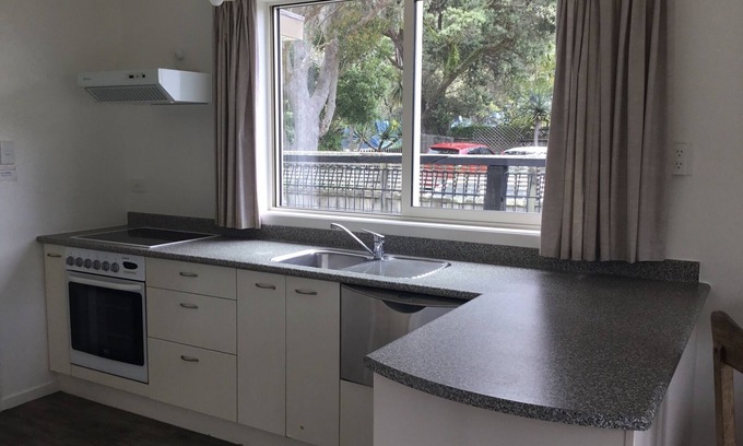 Waiwera Cottage | Cosy cottage by the beach