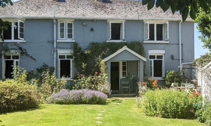 Cowes Cottage | Cosy Cottage by the Sea (1x BIG Master Double Bedroom)