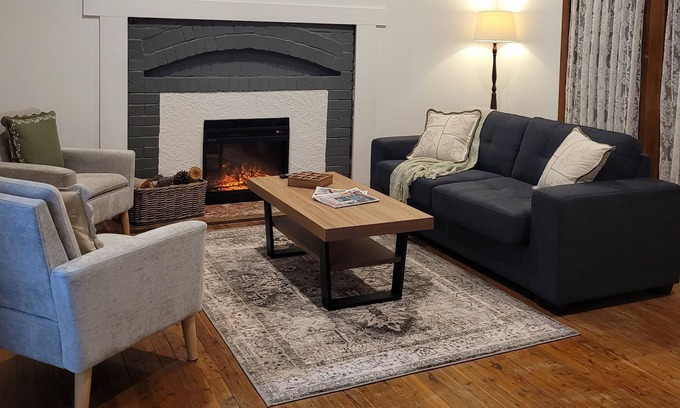 Forest Hill House | Cosy Cottage Free WiFi, off street parking