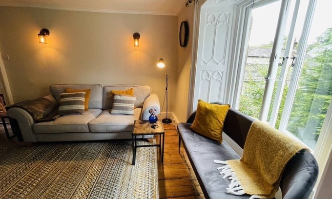 Stoney Middleton House | Cosy Cottage for 6 & Pets Friendly in Hope Valley| Pass the Keys