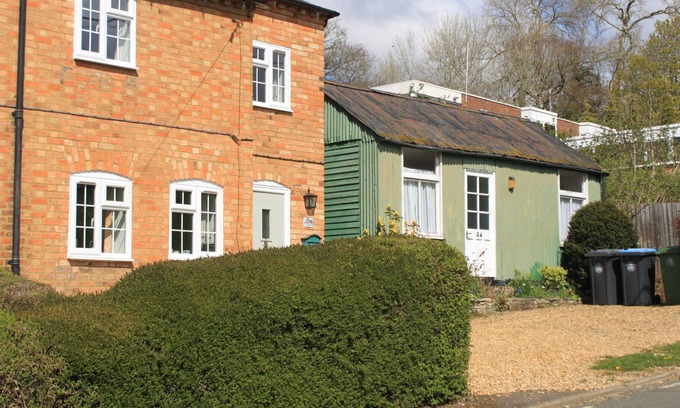 Quedgeley Cottage | Cosy cottage with Wi Fi close to Stratford on Avon and the Cotswolds
