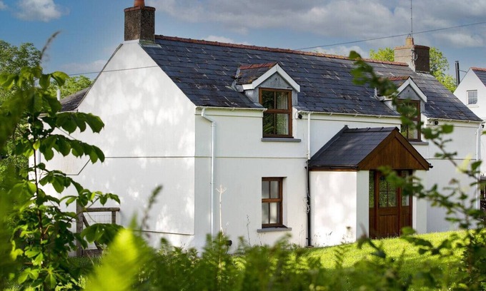 New Moat Cottage | Cosy Cottage in Wild Countryside by Llys-y-Fran