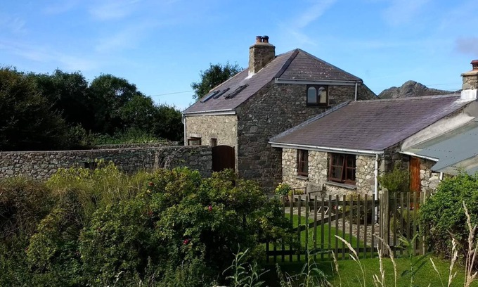 St Brides Cottage | Cosy Cottage. Log Stove, Private Walled Garden, Coastal Walking From The Door.