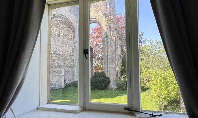 Malmesbury Cottage | Cosy Cottage Overlooking Malmesbury Abbey
