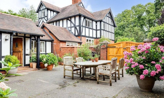 Chester House | Cosy Cottage Retreat Next to Famous White Horse!