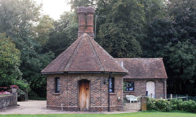 Chiddingly House | Cosy Cottage, Sleeps Max 6. Stunning Views, Indoor Pool. Perfect for Families