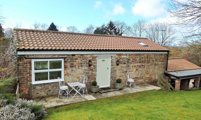 Staveley Cottage | Cosy Cottage With Exposed Beams, Private Garden And Countryside Views