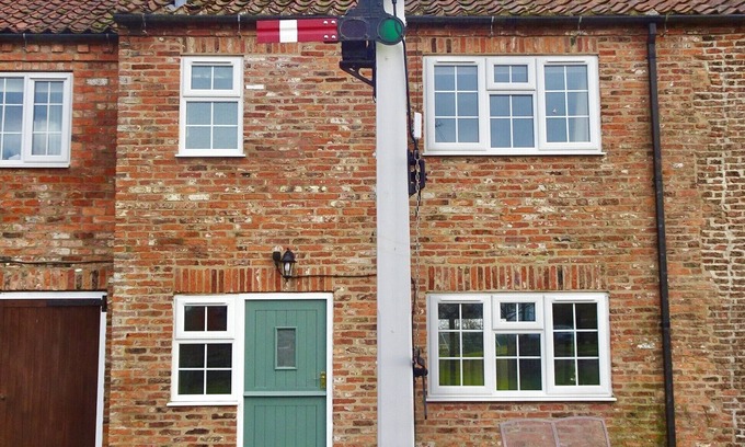 York House | *COSY COTTAGE, with shared, seasonal pool, 4 mile walk along the river to York