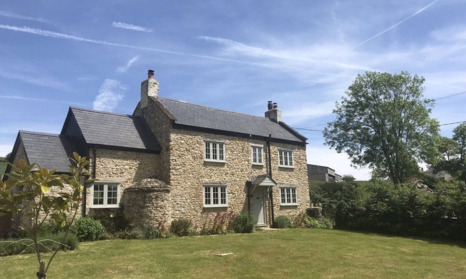 Axminster Cottage | Cosy cottage with large garden in gorgeous rural setting.