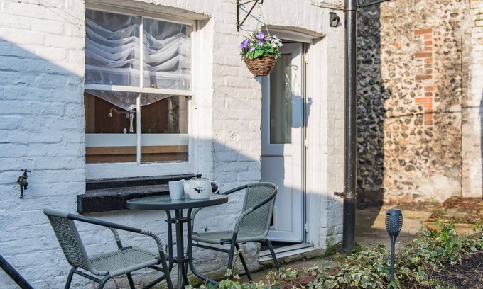 Temple Ewell Cottage | Cosy country cottage with garden, sleeping 2 guests in 1 bedroom near Deal